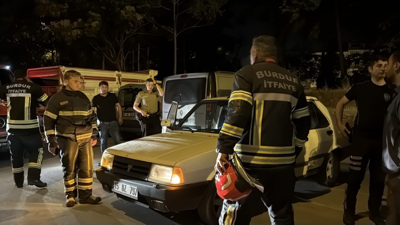 BURDUR (AA) – Burdur'da, hareketsiz halde bulunduğu araçtan itfaiye ekiplerince