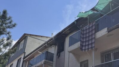BURSA (AA) – Bursa'nın Yıldırım ilçesinde 3 katlı binanın çatısında