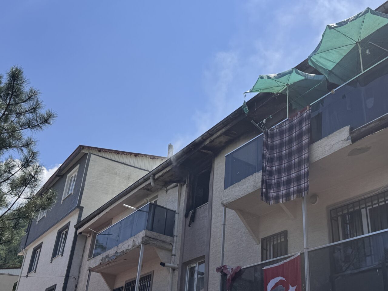 BURSA (AA) – Bursa'nın Yıldırım ilçesinde 3 katlı binanın çatısında