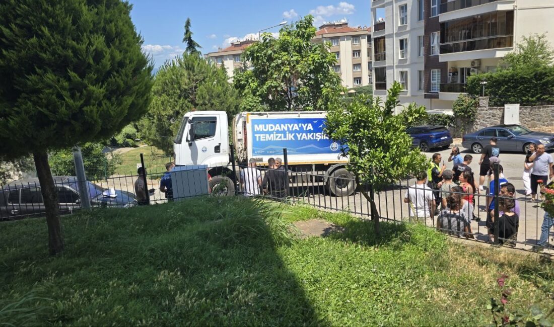 BURSA (AA) – Bursa'nın Mudanya ilçesinde çöp kamyonunun çarptığı kişi