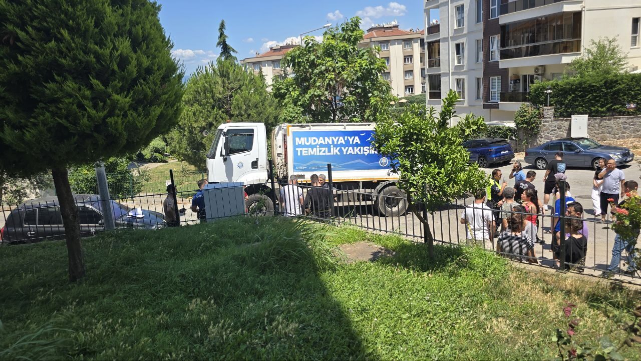 BURSA (AA) – Bursa'nın Mudanya ilçesinde çöp kamyonunun çarptığı kişi