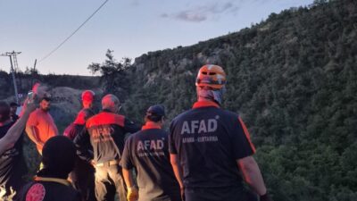 BURSA (AA) – Bursa'nın Kestel ilçesinde Narlıdere Şelalesi bölgesinde mahsur