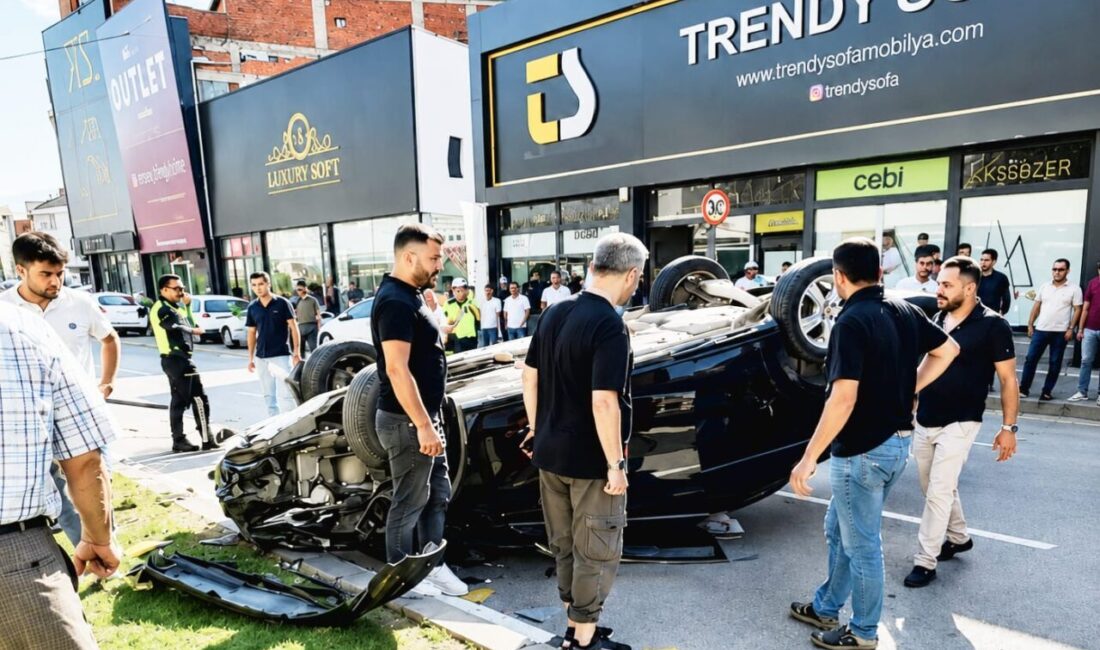 BURSA (AA) – Bursa'nın İnegöl ilçesinde bir otomobilin refüj ve
