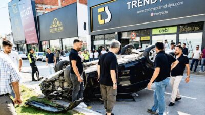 BURSA (AA) – Bursa'nın İnegöl ilçesinde bir otomobilin refüj ve