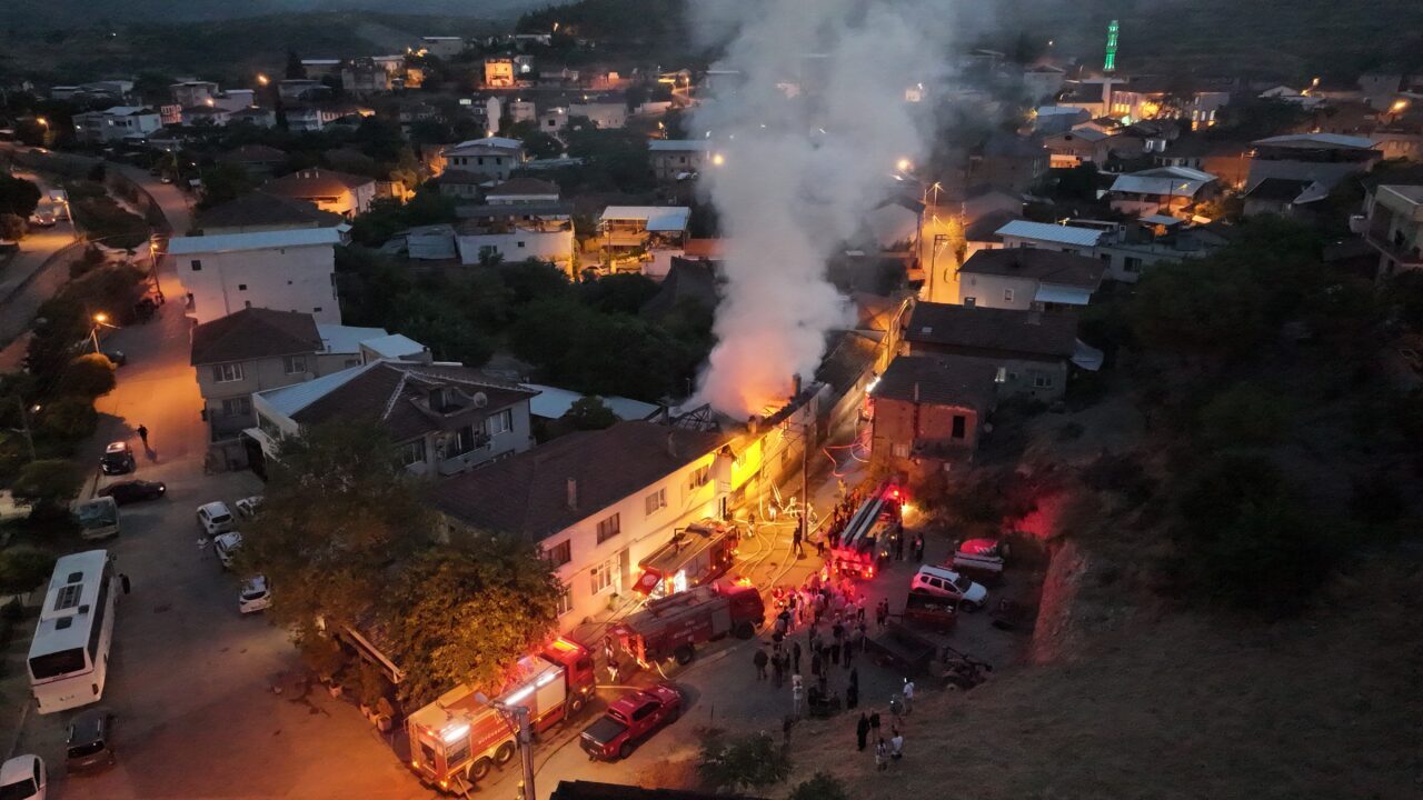BURSA (AA) – Bursa'nın Osmangazi ilçesinde yangın çıkan 2 katlı