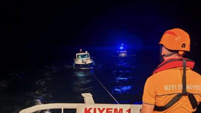 ÇANAKKALE (AA) – Çanakkale Boğazı'nda makineleri arızalanıp sürüklenen tekne, Kıyı