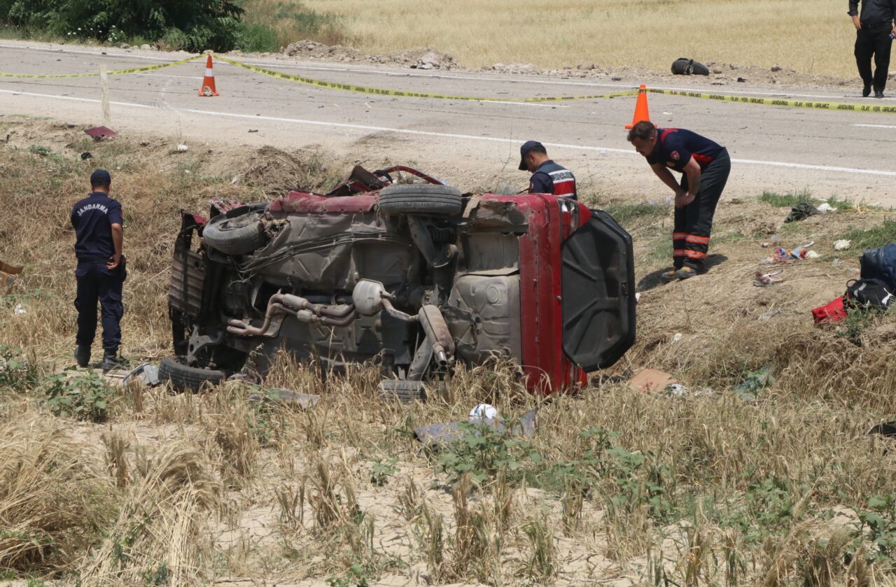 ÇANKIRI (AA) – Çankırı'da hafif ticari araç ile otomobilin çarpışması