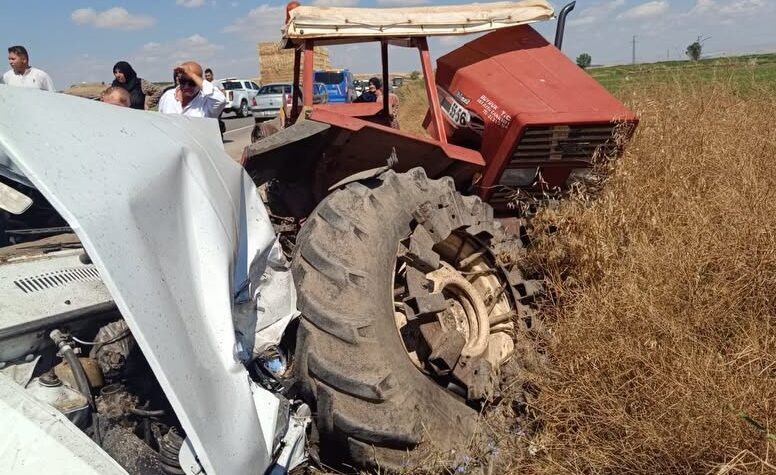 ÇANKIRI (AA) – Çankırı'da yol kenarında park halindeki traktöre çarpan