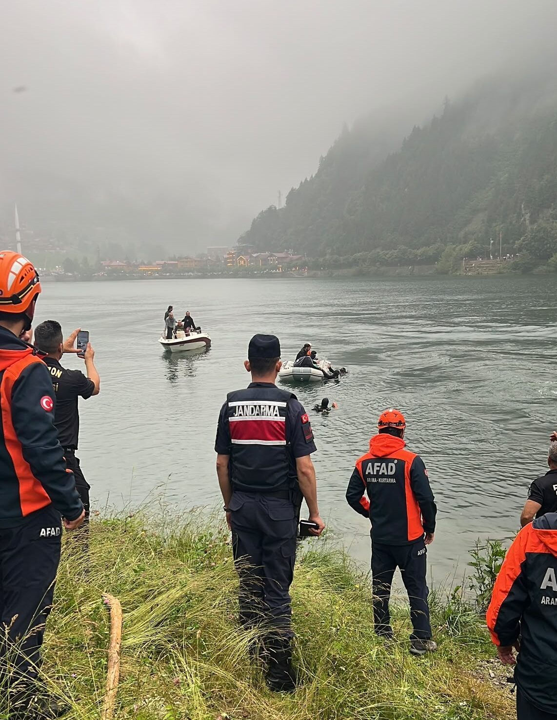 TRABZON (AA) – Trabzon'un Çaykara ilçesinde düşürdüğü çantasını almak için