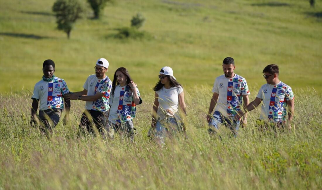 - Projenin ilk durağı Bayburt'ta gönüllüler, vatandaşlarla bir araya gelerek