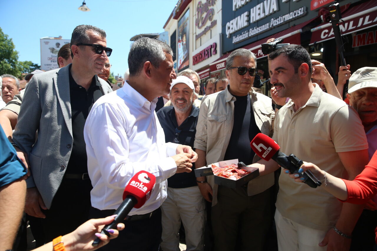 KASTAMONU (AA) – CHP Grup Başkanı Özgür Özel, Kastamonu'da partililerle