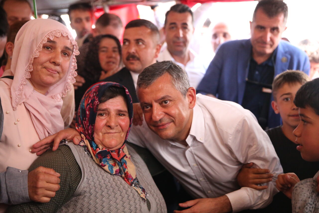 NİĞDE (AA) – CHP Grup Başkanı Özgür Özel, Niğde'de tarım