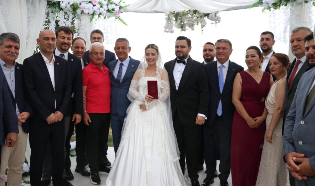 ZONGULDAK (AA) – CHP Grup Başkanı Özgür Özel, Zonguldak'ta vatandaşlarla