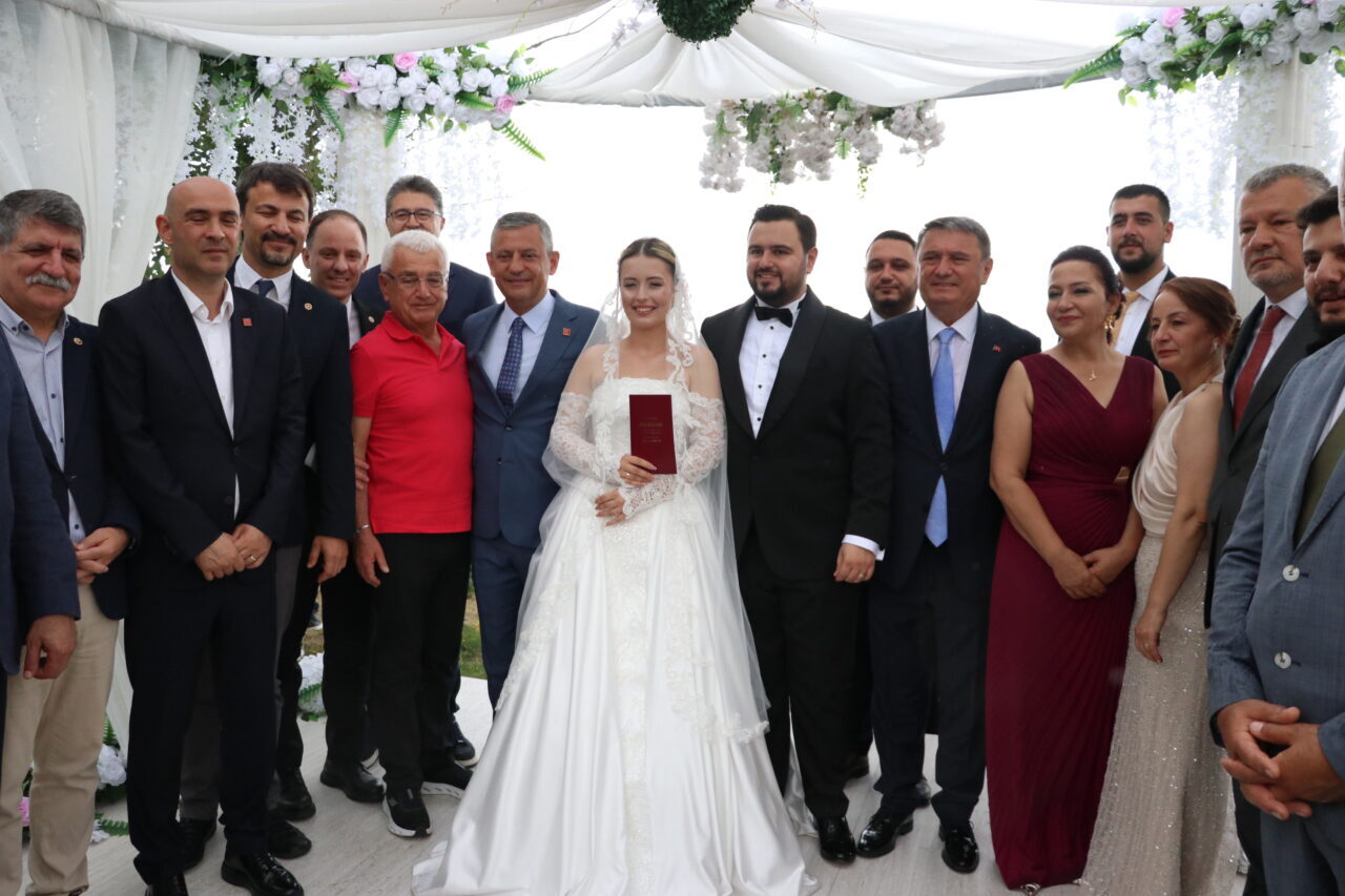 ZONGULDAK (AA) – CHP Grup Başkanı Özgür Özel, Zonguldak'ta vatandaşlarla