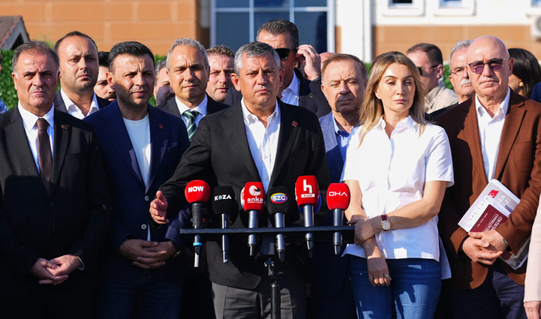 İSTANBUL (AA) – CHP Grup Başkanı Özgür Özel, Silivri'de "İmamoğlu