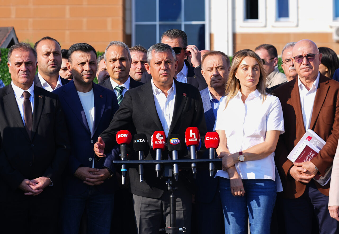 İSTANBUL (AA) – CHP Grup Başkanı Özgür Özel, Silivri'de "İmamoğlu