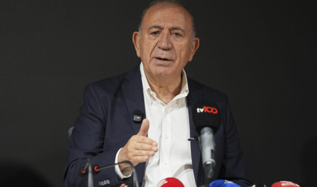 İSTANBUL (AA) – CHP İstanbul İl Başkanlığı'nda düzenlenen törenle 200