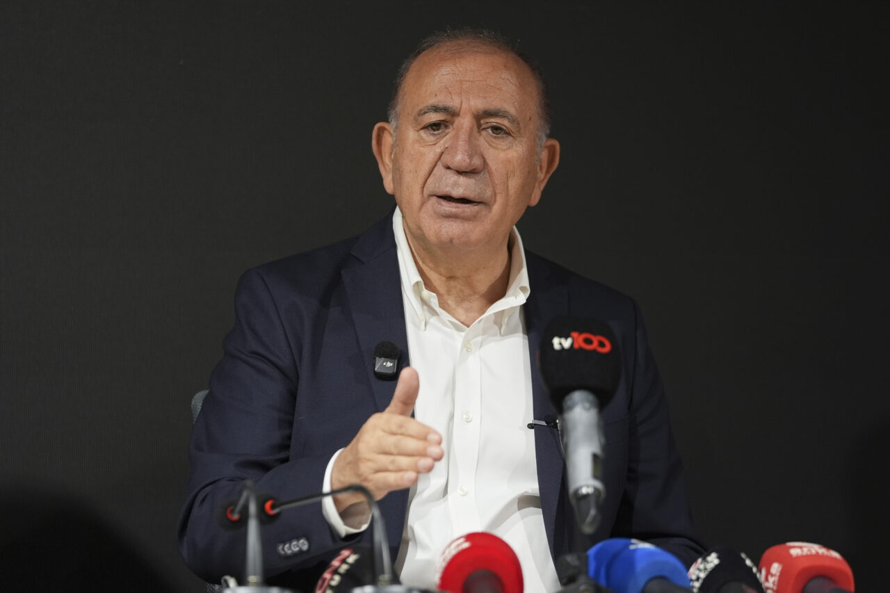 İSTANBUL (AA) – CHP İstanbul İl Başkanlığı'nda düzenlenen törenle 200