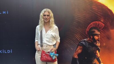- Sinema yazarı Serkan Baştimar:
- "Tipik Nolan gösterişi ve epik