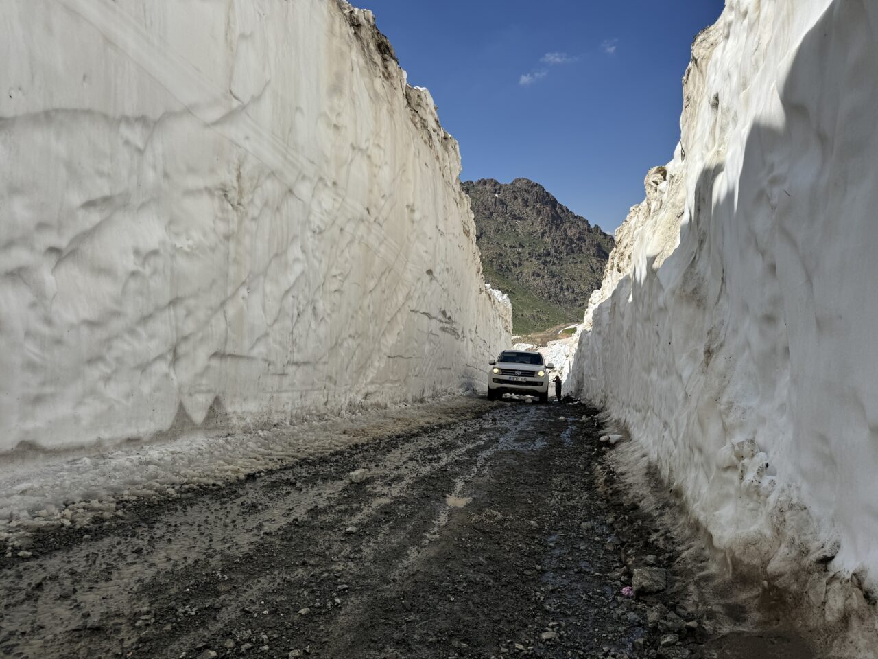 HAKKARİ (AA) – Hakkari'nin Yüksekova ilçesinde, 3 bin 400 rakımlı