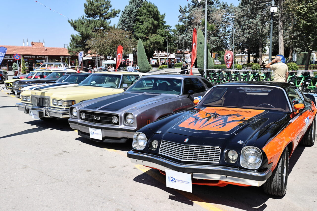 ÇORUM (AA) – Çorum'da 1956-1975 yıllarına ait klasik otomobiller sergilendi.