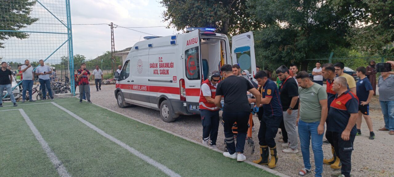 ÇORUM (AA) – Çorum'un İskilip ilçesinde parmağı kapıya sıkışan çocuk,