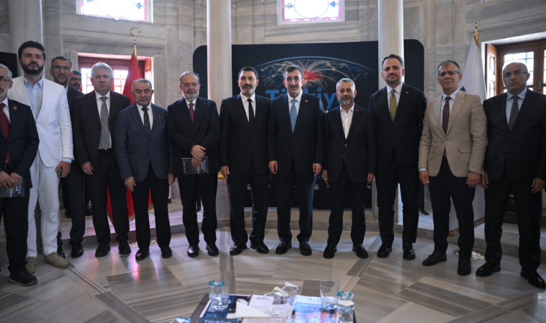 - Sarı-lacivertli kulübün yönetim kurulu üyesi Cihan Kamer:
- "Türkiye'nin en