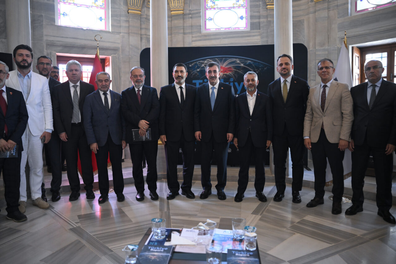 - Sarı-lacivertli kulübün yönetim kurulu üyesi Cihan Kamer:
- "Türkiye'nin en