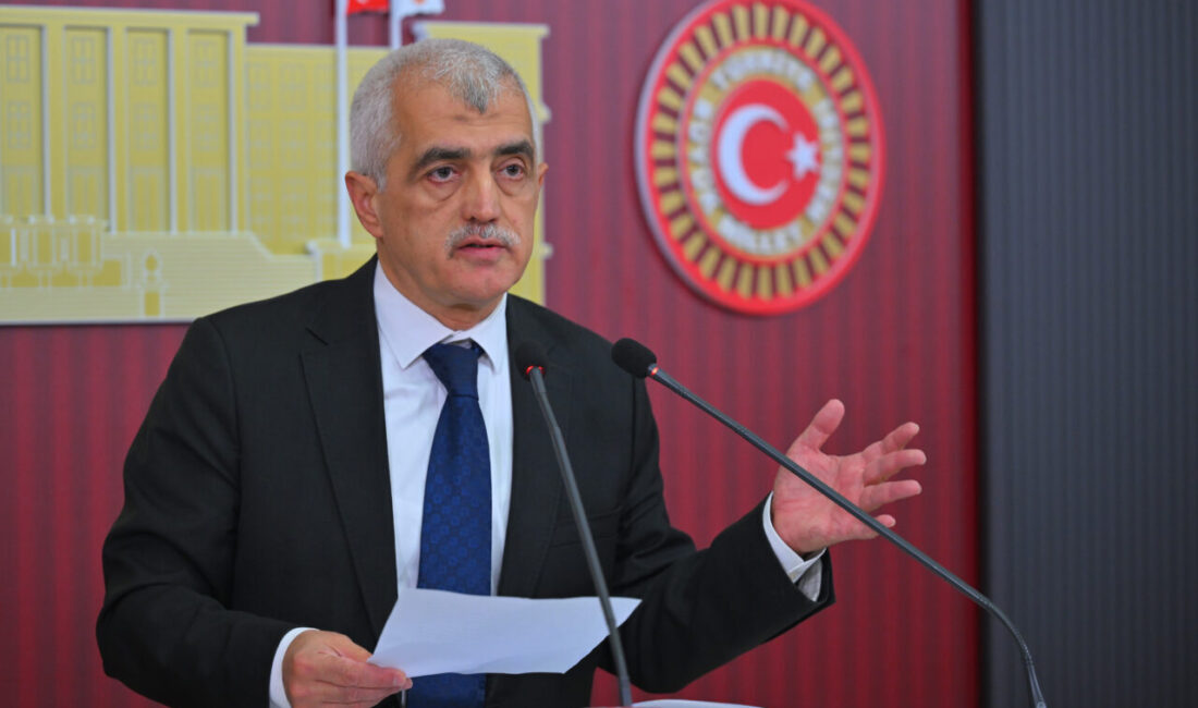 TBMM (AA) – DEM Parti milletvekilleri, Meclis'te ayrı ayrı düzenledikleri