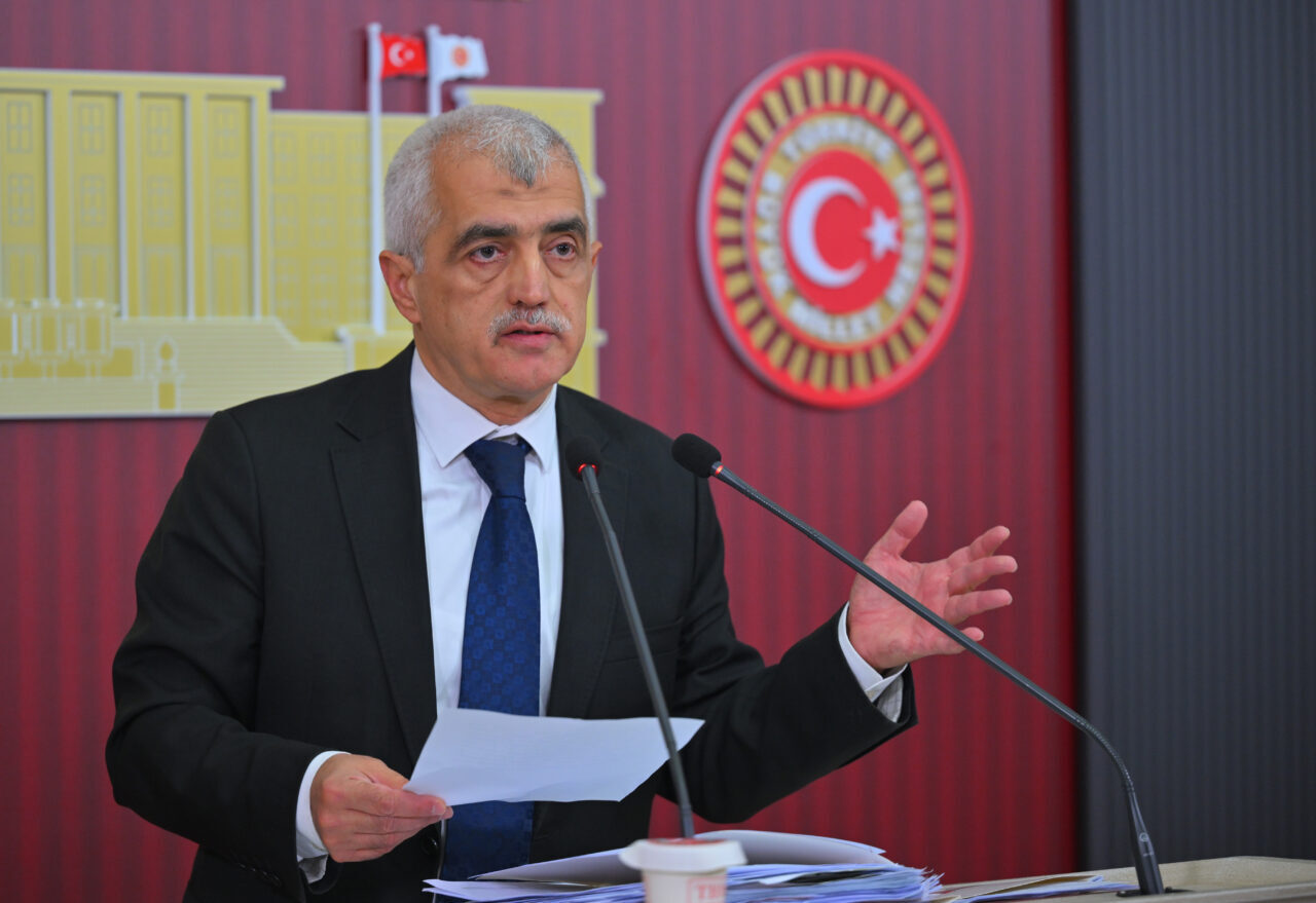 TBMM (AA) – DEM Parti milletvekilleri, Meclis'te ayrı ayrı düzenledikleri