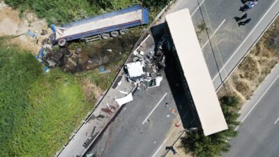 DENİZLİ (AA) – Denizli'nin Pamukkale ilçesinde karşı şeride geçen tırın