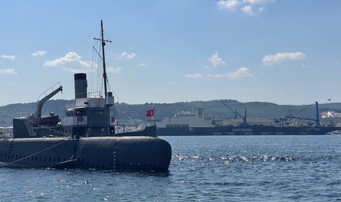 ÇANAKKALE (AA) – Derin denizde boru döşeme gemisi "Castorone", Çanakkale