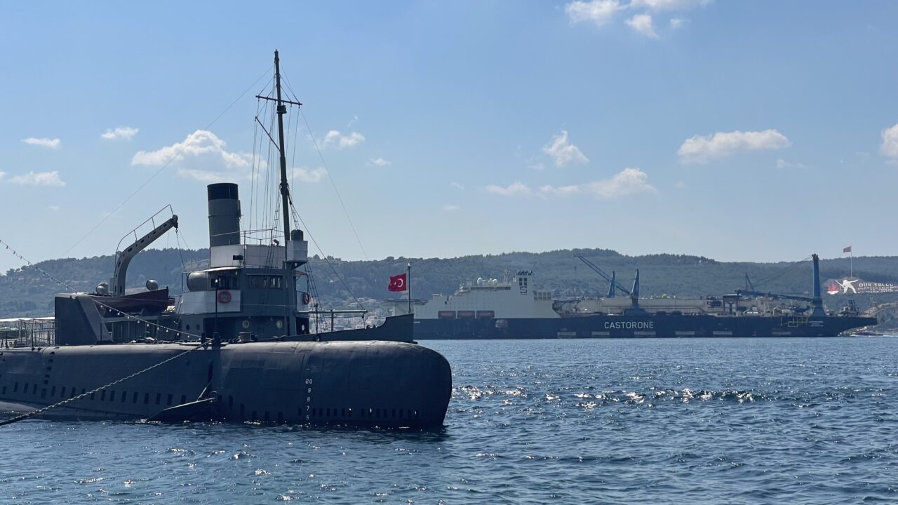 ÇANAKKALE (AA) – Derin denizde boru döşeme gemisi "Castorone", Çanakkale