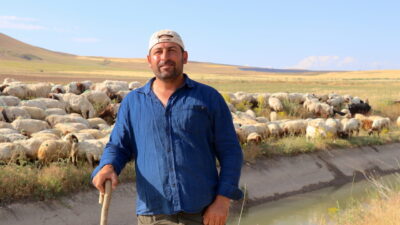 VAN (AA) – Van'ın Tuşba ilçesinde Genç Çiftçi Projesi'nden yararlanarak