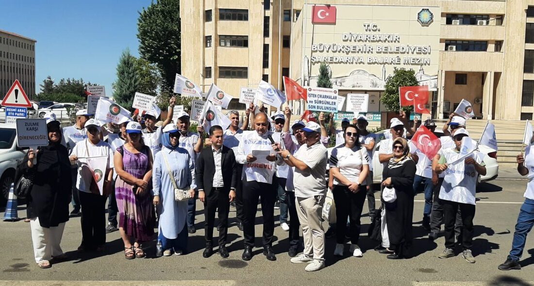 DİYARBAKIR (AA) – Diyarbakır'da bazı belediyelerde işten çıkarılan işçilerin eylemi
