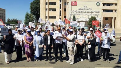 DİYARBAKIR (AA) – Diyarbakır'da bazı belediyelerde işten çıkarılan işçilerin eylemi