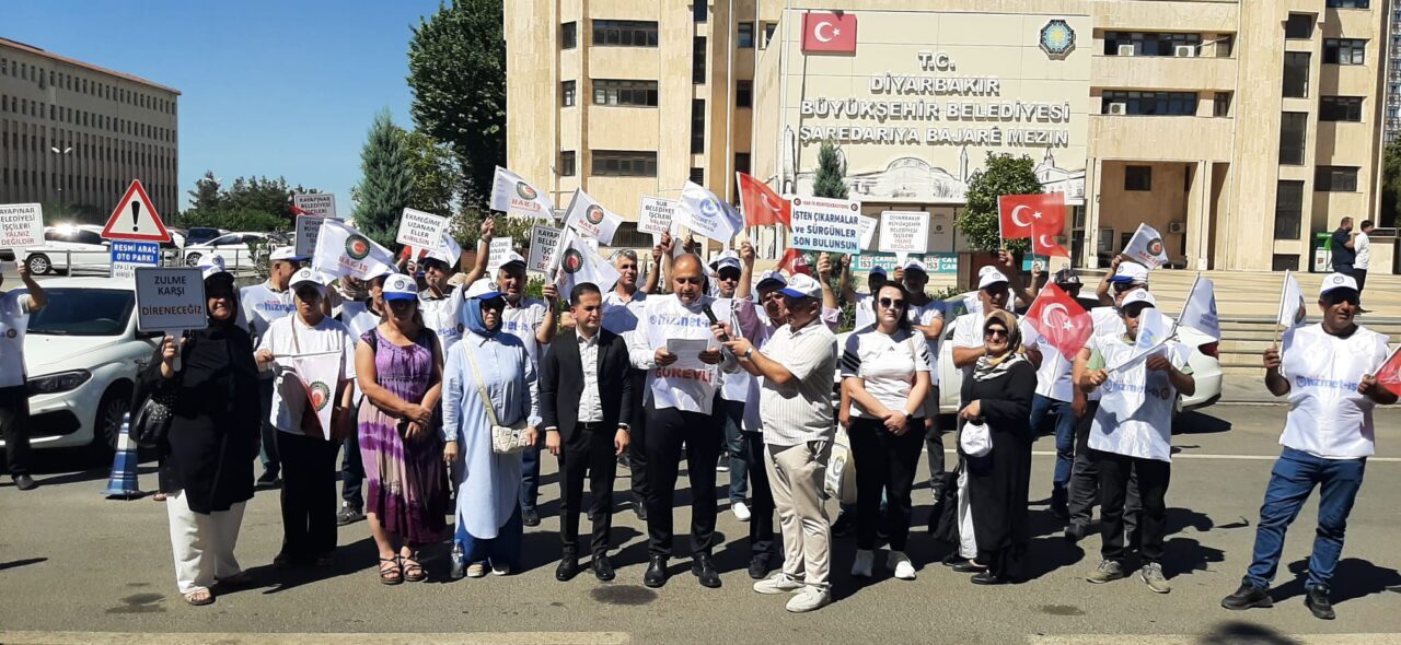 DİYARBAKIR (AA) – Diyarbakır'da bazı belediyelerde işten çıkarılan işçilerin eylemi