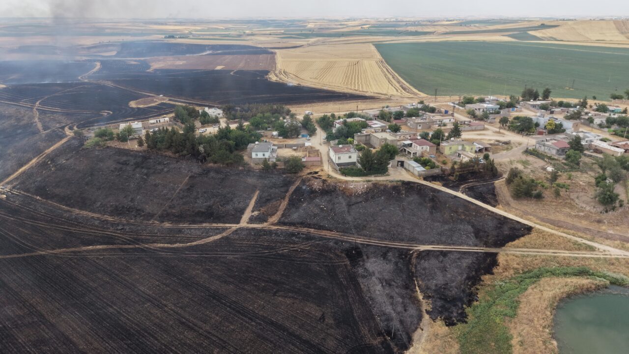DİYARBAKIR (AA) – Diyarbakır'ın Çınar ilçesinde çıkan anız yangınına ekiplerce