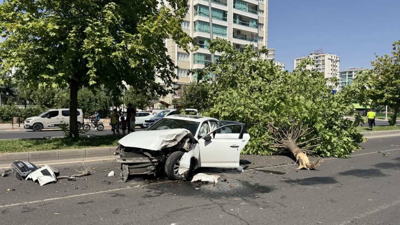 DİYARBAKIR (AA) – Diyarbakır'ın merkez Kayapınar ilçesinde otomobilin devrilmesi sonucu