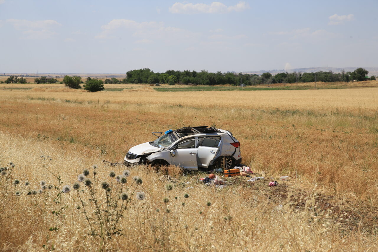 DİYARBAKIR (AA) – Diyarbakır'ın merkez Bağlar ilçesinde şarampole devrilen otomobildeki