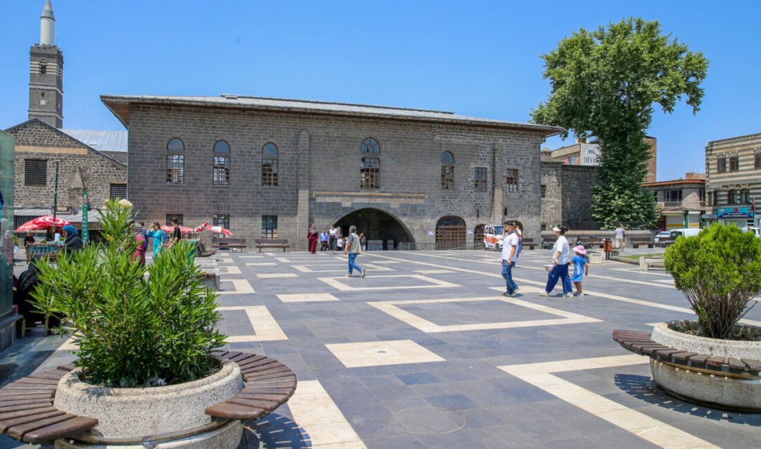 DİYARBAKIR (AA) – Diyarbakır'da etkili olan sıcak hava, hayatı olumsuz