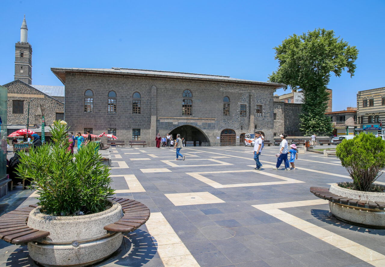 DİYARBAKIR (AA) – Diyarbakır'da etkili olan sıcak hava, hayatı olumsuz