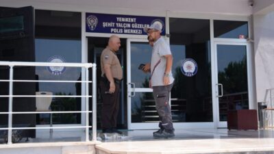 DÜZCE (AA) – Düzce'de temizlik işçisi, yol kenarında bulduğu altın