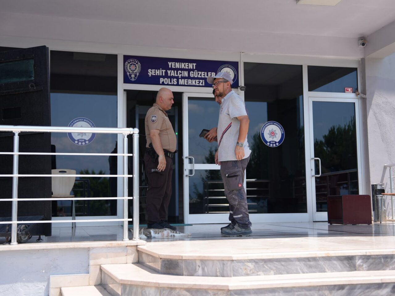 DÜZCE (AA) – Düzce'de temizlik işçisi, yol kenarında bulduğu altın