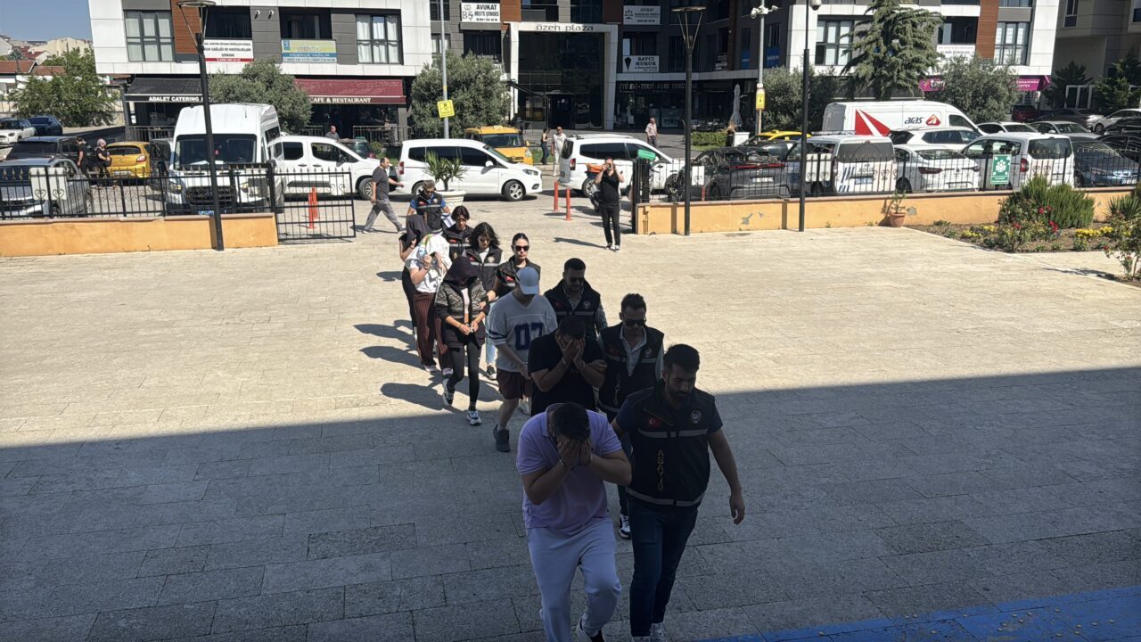 EDİRNE (AA) – Edirne merkezli 3 ilde düzenlenen fuhuş operasyonunda