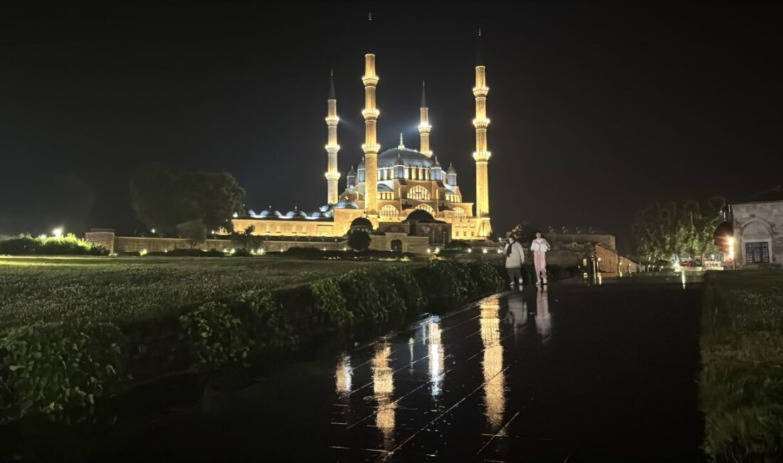 EDİRNE (AA) – Edirne'de akşam saatlerinde etkili olan sağanak, gün