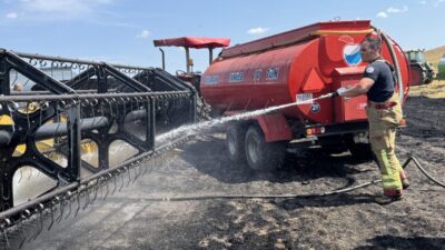 EDİRNE (AA) – Edirne'de biçerdöverde çıkıp biçilmiş buğday tarlasına sıçrayan