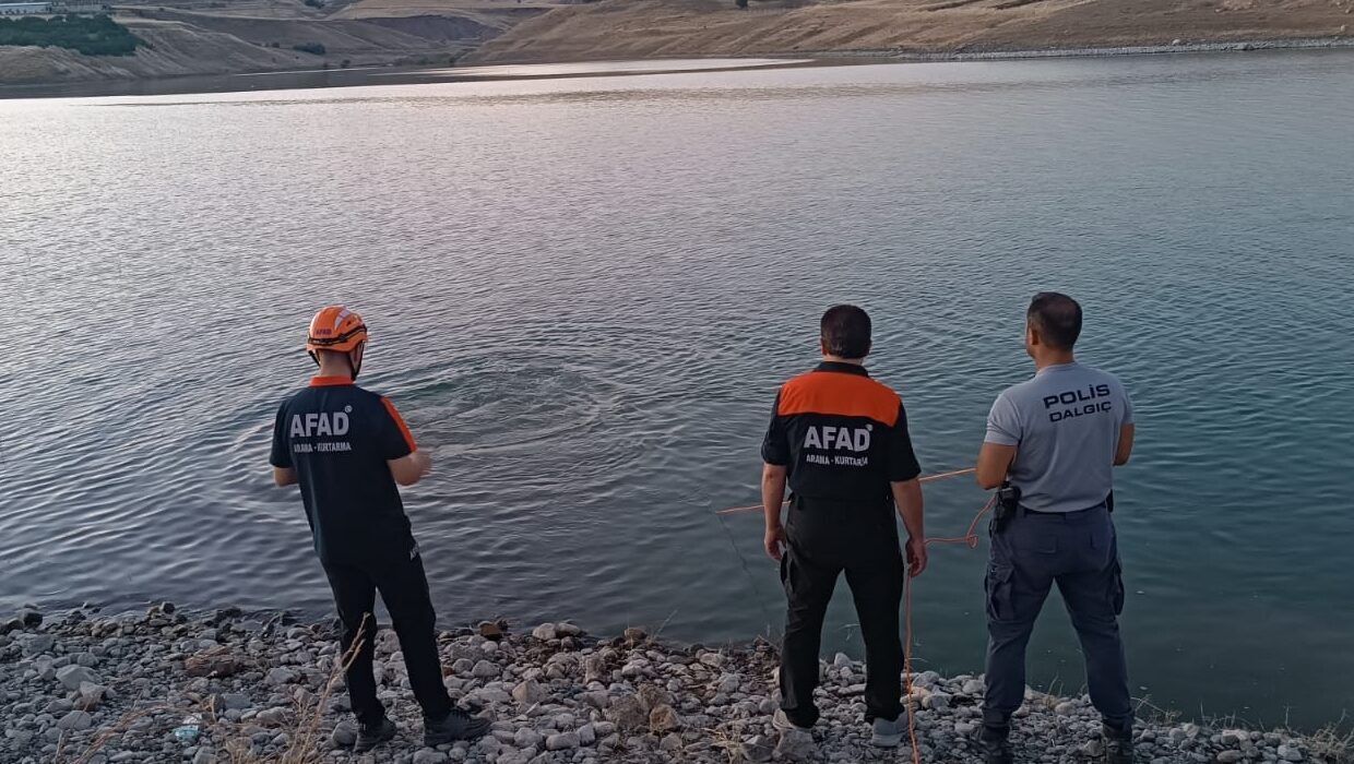 ELAZIĞ (AA) – Elazığ'ın Kovancılar ilçesinde baraj gölüne giren 18