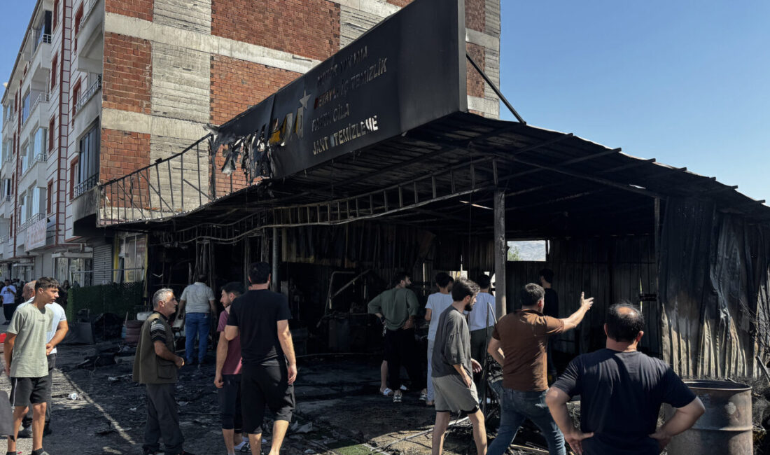ELAZIĞ (AA) – Elazığ'ın Yazıkonak beldesinde yangın çıkan lastikçi dükkanı