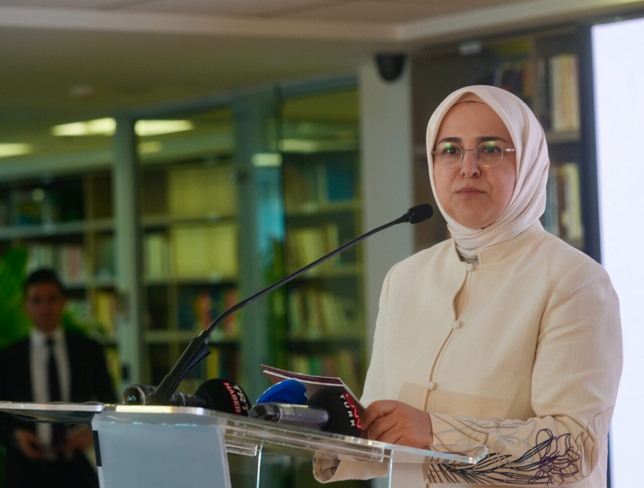 - TBMM Başkanvekili Bekir Bozdağ:
- "Eğer bir ülkenin lideri bütün